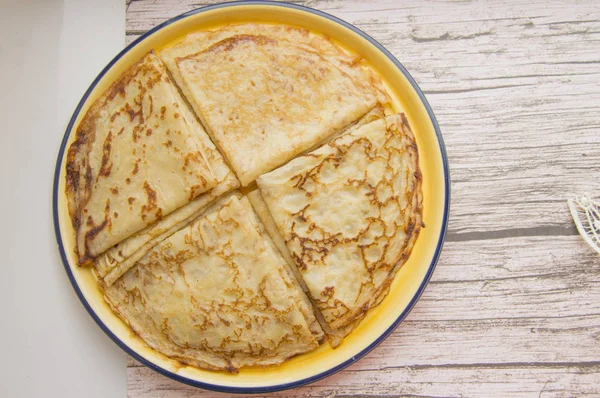 Makanan tradisional Rusia, pancake lezat di piring, ditumpuk. Karnaval dan melihat musim dingin Rusia, pandangan dari atas — Stok Foto