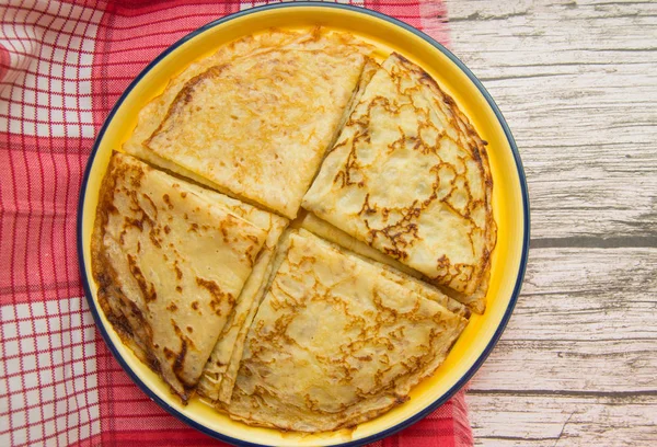 Makanan tradisional Rusia, pancake lezat di piring, ditumpuk. Karnaval dan melihat musim dingin Rusia, pandangan dari atas — Stok Foto