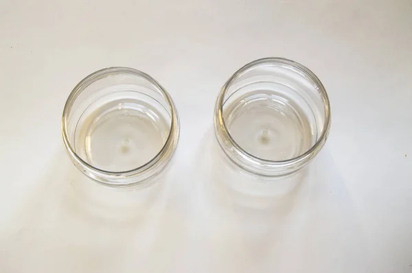 Vista superior de dois recipientes de vidro vazios abertos no fundo branco — Fotografia de Stock
