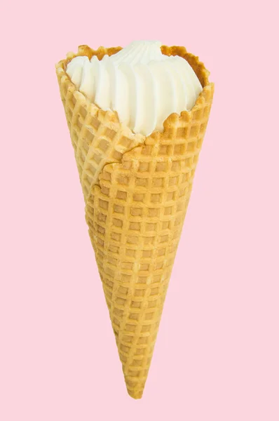 Sorvete de baunilha em cone de waffle isolado em fundo rosa, quadro de close-up vertical — Fotografia de Stock