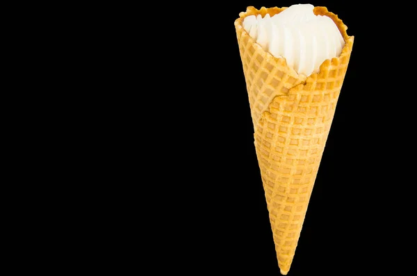 Vanille-ijs in een wafel kegel en zwarte Kopieer ruimte met een opgeslagen uitknippad, geïsoleerd — Stockfoto