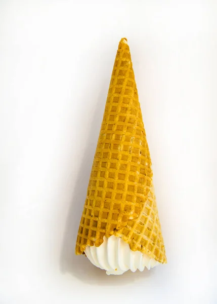 Конус мороженого упал вверх ногами на белом фоне, перевернутый объект — стоковое фото