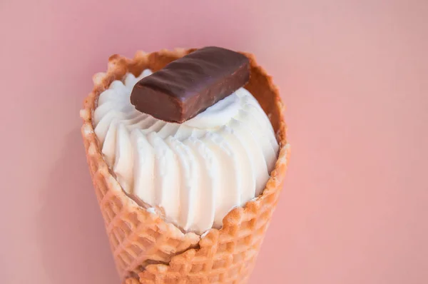 Top vista baunilha sorvete cone colher com biscoitos de chocolate chip no fundo rosa, espaço de cópia — Fotografia de Stock