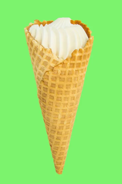 Cono de helado vainilla sobre fondo verde. Disparo vertical, recorte, aislado, espacio de copia — Foto de Stock