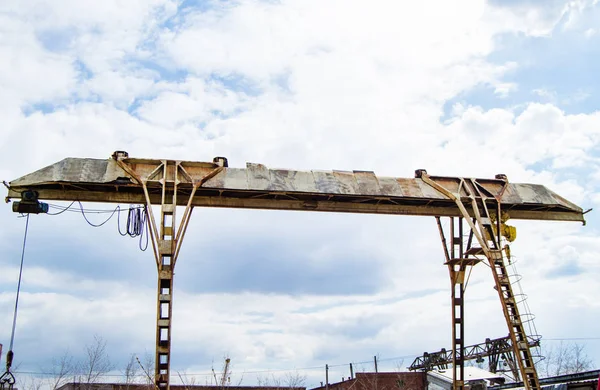 Gamla Rusty Portal Crane på Blue Sky bakgrund — Stockfoto