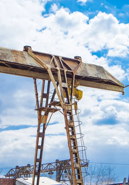 Gamla Rusty Portal Crane på Blue Sky bakgrund, vertikal Shot, Utomhus — Stockfoto