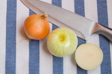Ampul çiğ soğan ve bıçakla üzerine çizgili kumaş yalan