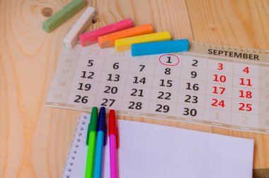 Okul hazırlıkları, takvim, tebeşir ahşap arka plan üzerinde renkli
