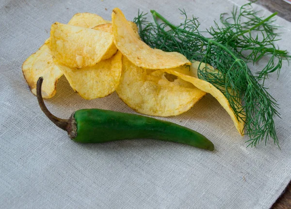 Batatas fritas picantes com pimenta e endro, lugar para o seu texto — Fotografia de Stock