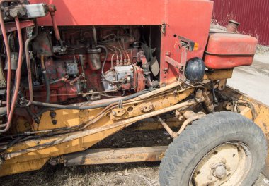 Eski kirli traktör dizel motor parçalarının yakın çekim
