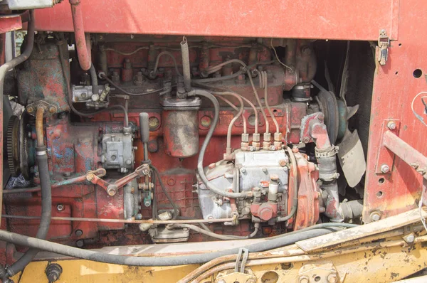 Eski kirli traktör dizel motor parçalarının yakın çekim
