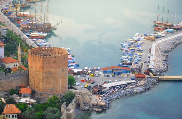 Az Antalya-öböl gyönyörű panoráma, régi kikötő és a torony — Stock Fotó