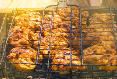 Açık havada demir ızgara barbekü et iştah açıcı kızarmış parçalar, güneş ışığı, ışınları, gıda arka plan