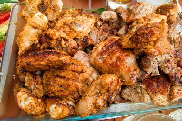 Pedaços saborosos de frango frito na grelha, dia de verão e luz solar, o fundo da comida — Fotografia de Stock
