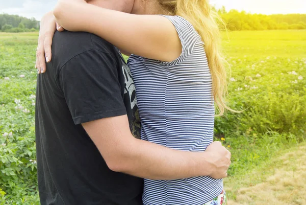 Pareja joven enamorada hombres y mujeres abrazándose en el fondo de la hierba, Soleado día de verano en el campo en la naturaleza —  Fotos de Stock