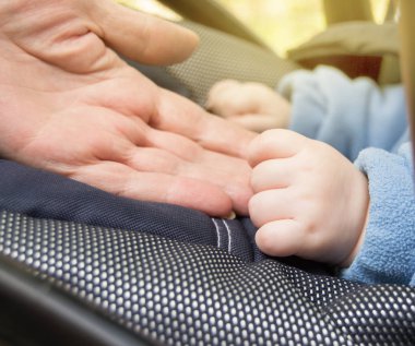 El bebek ve yaşlı kadınlar, büyükanneler, seçici odak seçici odak, bebek açık havada yürürken bebek arabası, yakın çekim