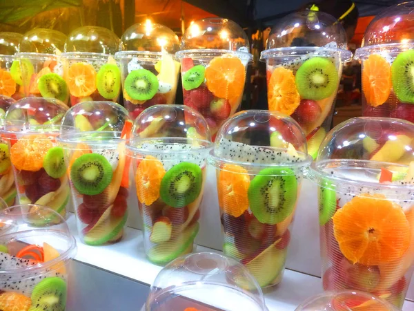 Ízletes friss szeletelt egy műanyag tartályban, egy szálloda, egy étterem, egészséges élelmiszer trópusi gyümölcsök — Stock Fotó