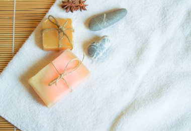Beyaz havlu, el yapımı sabun, taşlar, doğal bambu arka plan, düz döşeme kopya alanı ile Spa ayarı