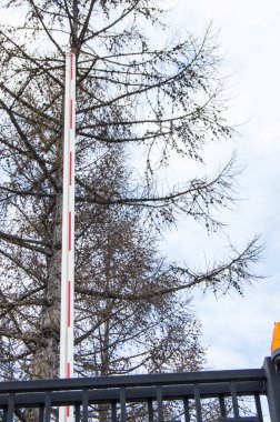 Otomatik bariyer kaldırdı, güvenlik sistemi, geçiş ve uzaktan kumanda, konsept otomatik garaj ve güvenlik sistemi, açık havada