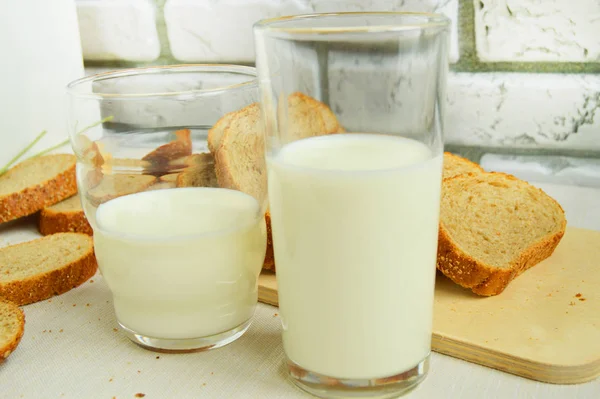 Twee glazen melk liggen op tafel, ontbijt voor de familie, gezond eten concept, Wereldgezondheidsdag — Stockfoto