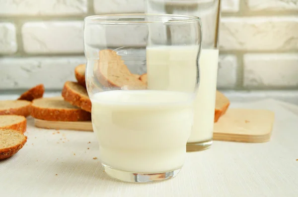 Twee glazen melk liggen op tafel, ontbijt voor de familie, gezond eten concept, Wereldgezondheidsdag — Stockfoto