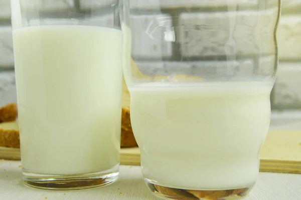 Twee glazen melk liggen op tafel, ontbijt voor de familie, gezond eten concept, Wereldgezondheidsdag — Stockfoto