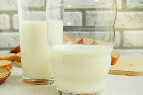 Twee glazen melk liggen op tafel, ontbijt voor de familie, gezond eten concept, Wereldgezondheidsdag — Stockfoto