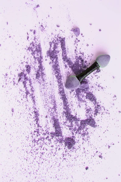 Sombra de ojos esparcida púrpura y lila con aplicador, aislada sobre fondo blanco, concepto de belleza y maquillaje, plano vertical — Foto de Stock