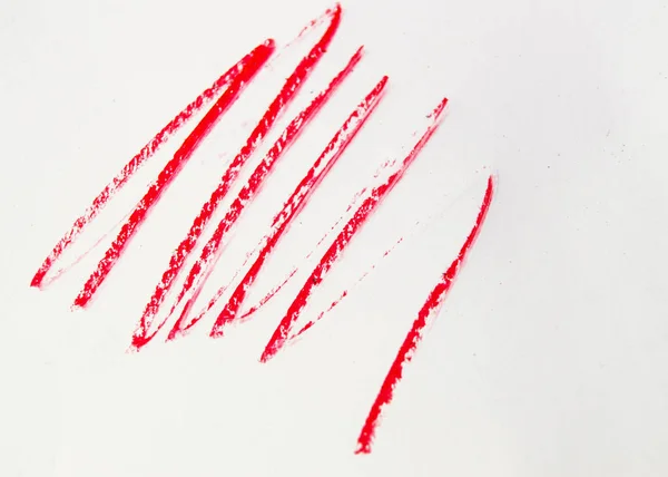 Vermelho, rosa, linha lilás, acidente vascular cerebral, respingo lápis cosmético isolado no fundo branco, conceito de beleza e maquiagem — Fotografia de Stock