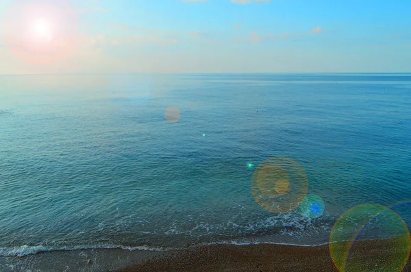 Calmo mar oceano e azul céu fundo, nascer do sol sobre o mar, belo fundo — Fotografia de Stock