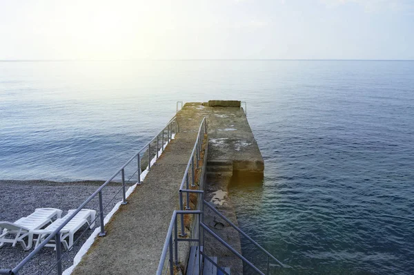 朝、穏やかな、日の出の早い段階で海空太陽のラウンジ — ストック写真