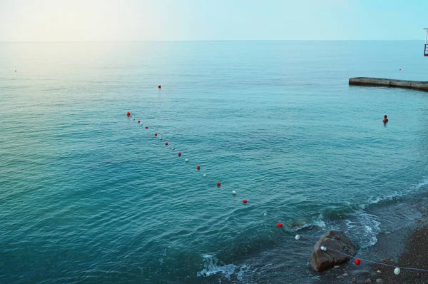 Separation bojar i havet för säker simning på stranden — Stockfoto