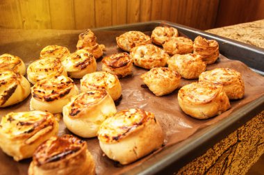 Fırından yeni çıkmış bir fırın tepsisine ev yapımı rulo tarçın yalan