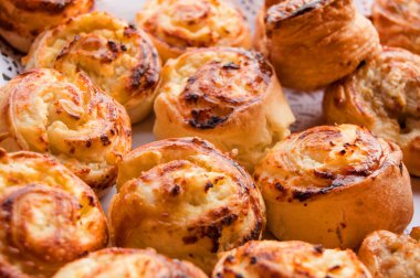 Taze sıcak tatlı ev kabartma Kağıt dantel peçete üzerinde rulo çörek