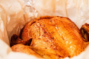 gevrek altın deri beyaz parşömen, üstten görünüm, yakın çekim ile kızarmış bütün tavuk