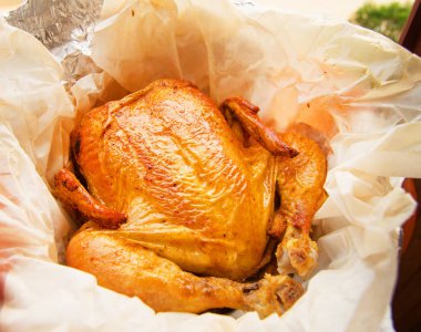 gevrek altın deri beyaz parşömen, üstten görünüm, yakın çekim ile kızarmış bütün tavuk