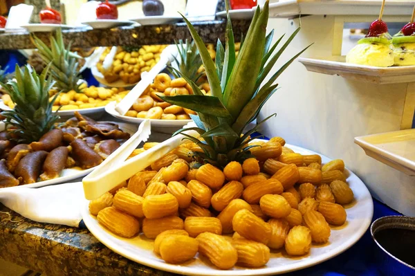 Sobremesa turca tradicional tulumba - em uma mesa lindamente decorada no restaurante do hotel — Fotografia de Stock