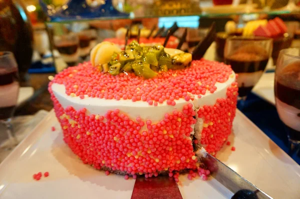 Beautiful birthday cake with a knife in the restaurant at the Banquet — Stock Photo, Image