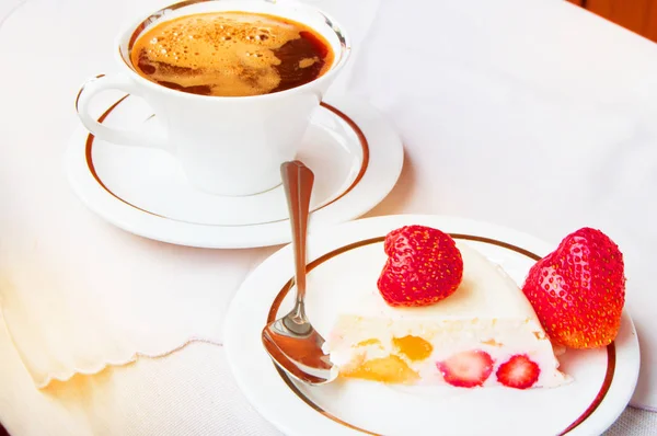 Un trozo de postre de fresa en un plato blanco y una taza de café, un delicioso desayuno, comida dulce — Foto de Stock