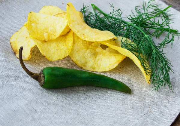 Pittige chips met peper en dille, plaats voor je tekst — Stockfoto
