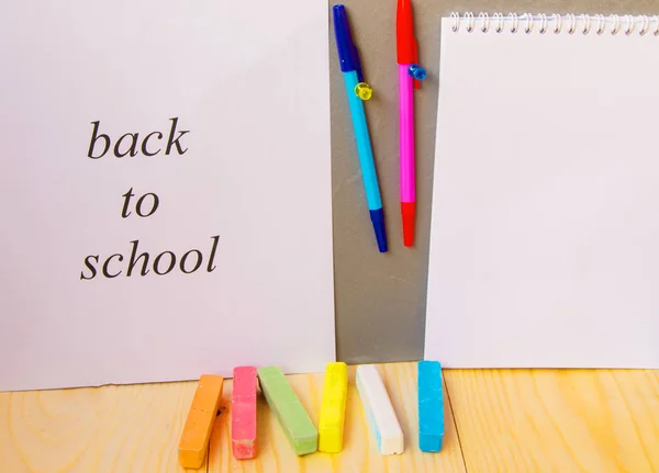 Concetto di rientro a scuola, penna, blocco note, gesso, istruzione — Foto Stock
