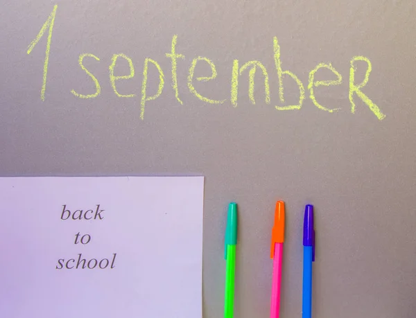 Concept de retour à l'école, un stylo, écrit sur le conseil 1 Septembre — Photo