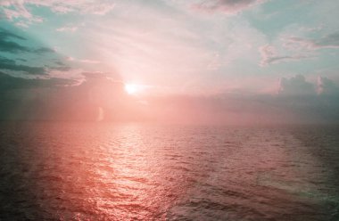 Gün doğumunda ve Akdeniz'de yolcu gemisinin güvertesinden güzel manzara, pembe ve mavi renkli