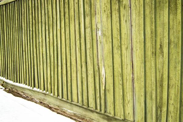 Gamla staket med spruckna grön färg trä bakgrund textur — Stockfoto