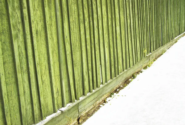 Régi kerítés repedt zöld festék fa háttér textúra — Stock Fotó