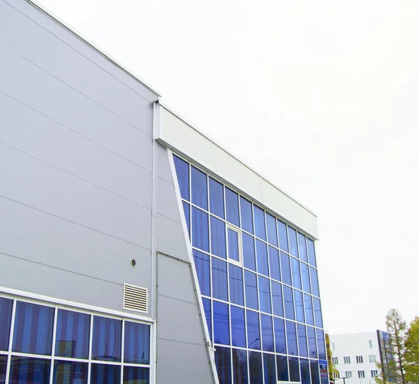 Moderno edificio de oficinas con pared de cristal, aparcamiento cercano — Foto de Stock