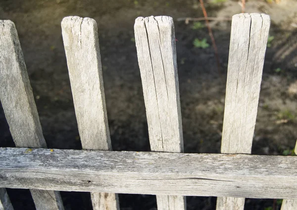 Valla de madera gris vieja de las tablas agrietadas —  Fotos de Stock