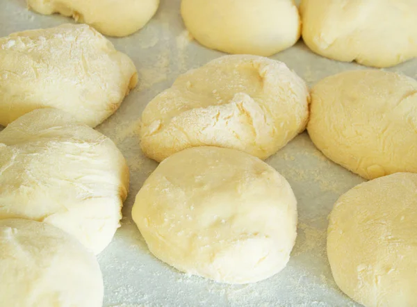 Pequeñas bolitas de masa con harina para pasteles y galletas, de cerca —  Fotos de Stock