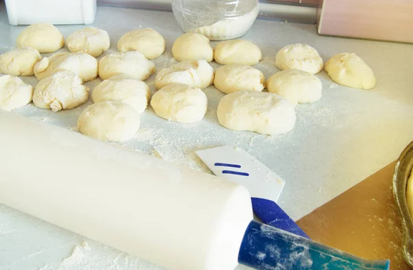 Ciasta, wałek do ciasta, mąka do produkcji świeżych ciast domowej roboty — Zdjęcie stockowe