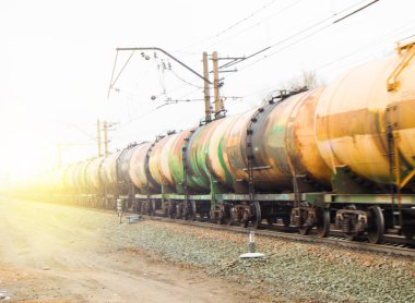 Demiryolu ile petrol ve yakıt taşımacılığı için eski tankların seti